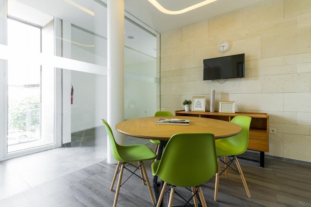Reddoorz Plus Near Perbanas Jakarta Exterior foto